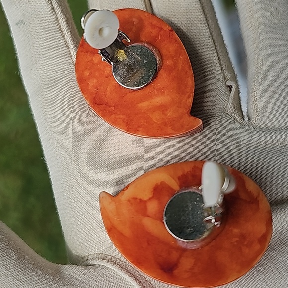 VTG Clip-on Earrings - Picture 10 of 13